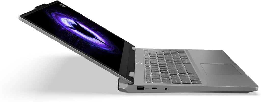 Lenovo LOQ Essential Gen 11 RTX 5050 — Tres cuartos: USB-C y jack